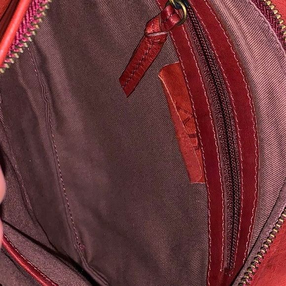 Avant Premiere Rust Colored Magnetic Roll Down Crossbody Bag W/Zip Tassel detail - Picture 4 of 5